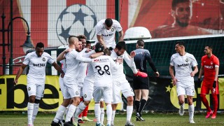 С голов екшън 