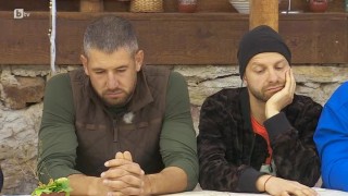 Коцето получава две наказания
