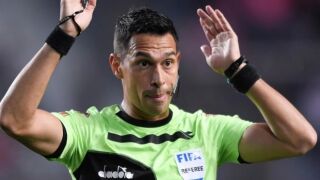 Преди световното в Катар: Съдия вдигна 10 червени картона в един мач