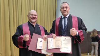 Кобрата вече е магистър по политика и бизнес