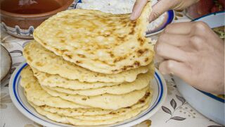 Родопски катми на сач, с вкусно сладко от диви ягоди и домашно сирене