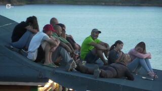 Фермерите със сълзи на очи гледат прощалното видео на Лили