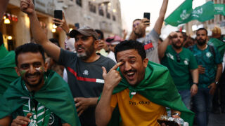 Пълна лудница: да изкъртиш вратата от радост след гол (ВИДЕО)