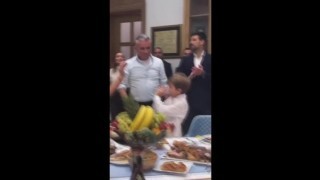 Погачи, оркестър, танци: Как купонясва семейство Джокович