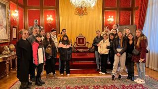 Ученици от Северна Македония посетиха Симеон II във „Врана“, подариха му картина