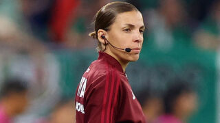 За историята: Жена ще свири мач от световното