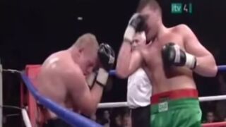 Когато забиеш ъперкът на... себе си (ВИДЕО)