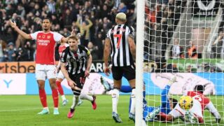 Нюкасъл излъга Арсенал със скандален гол 