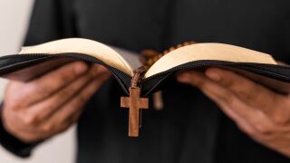 Против уроки: Свещеник чете молитва в сградата на БФС