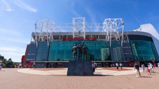 Син на водопроводчик купи дял от Юнайтед