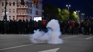 Бомбички и ракети срещу водно оръдие на протеста (ВИДЕО)