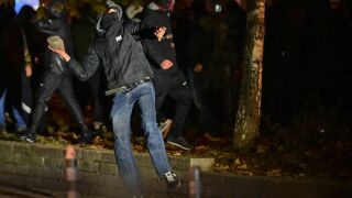 Само по bTV: Вижте как полицаи пребиват паднал на земята фен