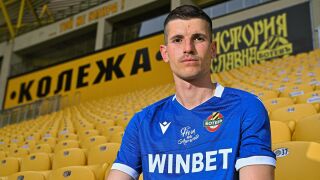 Безумие в Пловдив: Удариха с бутилка по главата вратаря на Ботев 