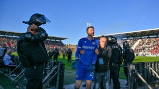 Даниел Наумов с комоцио след удара с бутилка  