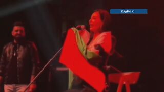 Снимка: Провокация или обичай? Цеца Величкович пя с българско знаме на сцената в Северна Македония