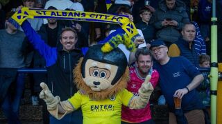 Пиян талисман открадна шоуто, но после го изгониха (ВИДЕО)