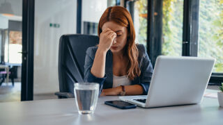 Снимка: Колективна лудост: Искаме да сме здрави, но пием много алкохол, ядем лоша храна и не спим