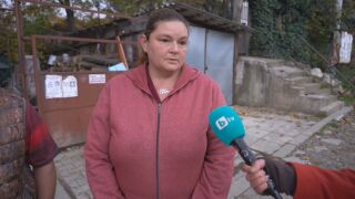 Снимка: С три заема: Семейство укрепва само дома си, след като водният цикъл подкопава основите му