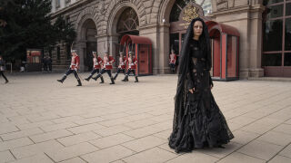 Забелязахте ли тайнственото момиче в черна сватбена рокля по улиците на София?