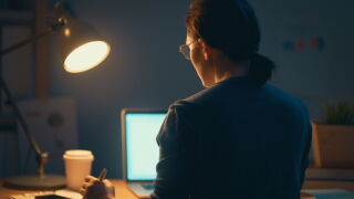 По-малко светлина, повече напрежение: защо зрението ви има нужда от подкрепа?