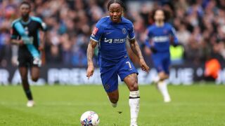 Маскирани нахлуха в къщата на Стърлинг. Той ги посрещна с нож!