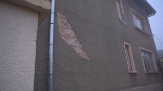 Снимка: „Цял квартал пропада, отдолу текат реки“: Къщи в Лом се рушат заради течове от нов водопровод