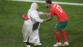 Момчето на мама: Как новият герой на Африка остави бившата си без нищо?