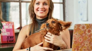 Джени Еванс: От разбита актьорска кариера до смел глас, който събужда тълпите 