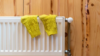 Защо никога не трябва да сушим прането върху радиатора – какви проблеми може да си навлечем 