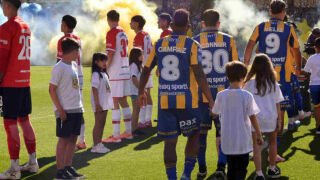 Шпалир с гръб донесе тежко наказание на легендарен клуб (ВИДЕО)