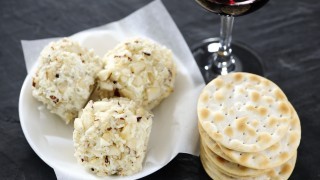 Хапки от сирене с чесън и орехи