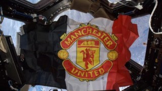 Знаме на Манчестър Юнайтед се развя в космоса