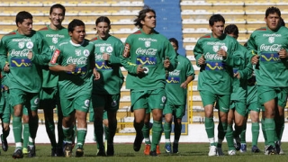 Треньор прати играчите си в казарма преди важен мач