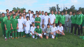 Валери Божинов подари екипи на млади футболисти /ВИДЕО/