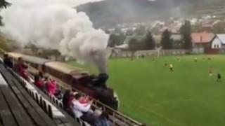 Влак мина покрай тъчлинията по време на мач (ВИДЕО)