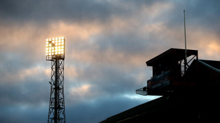 Фен заспа в тоалетната на стадиона, остана заключен там до полунощ