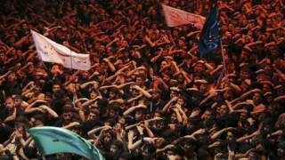 Принудиха феновете на Иран и Южна Корея да скърбят по време на мач