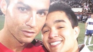 Кристиано Роналдо не отказва селфи дори по време на мач