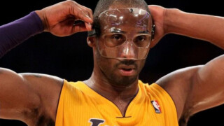 Коби Брайънт продава маската си на търг 