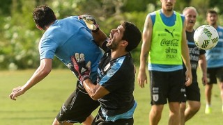 Луис Суарес се пробва като вратар, размина се на косъм с тежка контузия (ГАЛЕРИЯ)