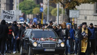 Поп и катафалка начело на шествието на 