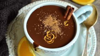 Топъл шоколад с червено вино - отговорът на молитвите ви