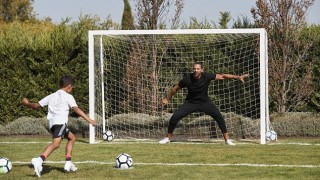 Синът на Кристиано вече е майстор на фауловете (ВИДЕО)