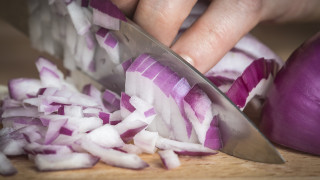 12 начина как да не ви люти лукът, докато го режете