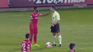 Футболист се избърса в съдията, получи картон и вкара (ВИДЕО)