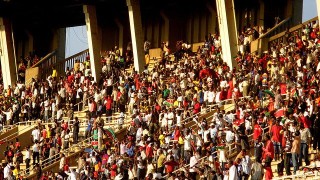 Убиха с камък футболен фен в Африка