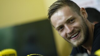 Яблонски дари парите от феновете на школата (ВИДЕО)