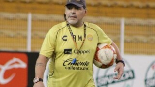 Марадона едва се придвижва на тренировка (ВИДЕО)