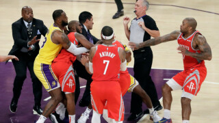 Масов бой при домашния дебют на Леброн за 