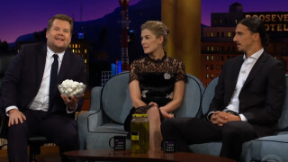 Златан отваря буркани, танцува и говори с пълна уста (ВИДЕО)